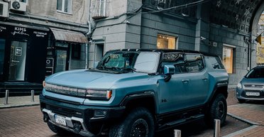 Їздить боком: у Києві з'явився лімітований 830-сильний електрокар Hummer за $145000 (фото)
