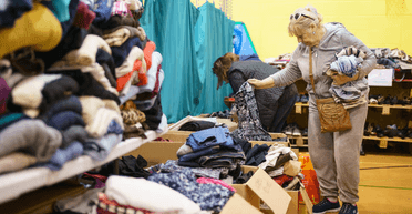 Продавщица секонд-хенда нашла два кошелька с "сюрпризом" (фото, видео)