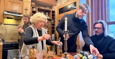 Ада Роговцева показала, как на кухне расписывает писанки на Пасху (фото)