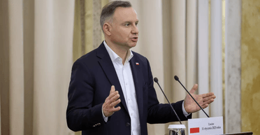 Над Польщею зафіксували невідомий об'єкт: президент скликав термінову нараду з військовими