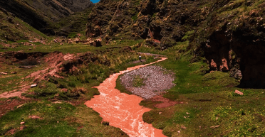 "Бог пофарбував воду": туристи поспішають побачити річку в горах, яка стала червоною (відео)