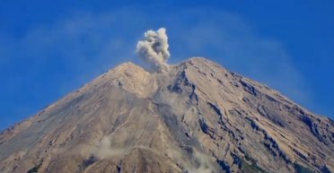 Семеру прокинувся: у мережі з'явилися кадри виверження вулкана в Індонезії (відео)