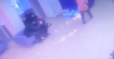 Устроила спецоперацию: в РФ пенсионерка салютом взорвала отделение банка (видео)