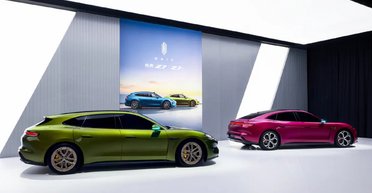 Запас ходу 900 км і начинка від Huawei: у Китаї продають дешевий клон Porsche Taycan (фото)