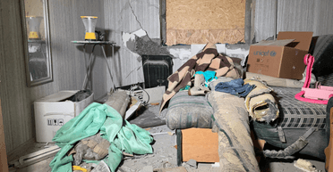 "Будет холодно": как жители пострадавшего от удара дома в Херсоне готовятся к зиме (фото)