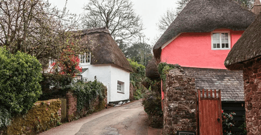 Прихована перлина: село з незвичайними будинками дарує людям шанс зануритися в минуле