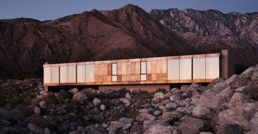 "Будинок на Місяці": сучасна вілла з мостом посеред пустелі шокує покупців (фото)