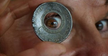 "Дырявый" доллар стоимостью 319 000 евро, украденный из музея в Польше, вернули спустя более 10 лет