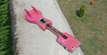 Гитара на колесах: на продажу выставили самое необычное авто Элвиса Пресли (фото)