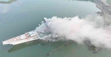 Безславний кінець "Мінська": у Китаї на старому радянському авіаносці спалахнула пожежа (відео)