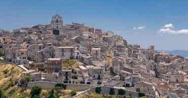 Парочка купила дом на итальянском острове за 1 евро (фото)