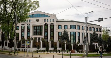 Розбив у дорозі дві машини: у Кишиневі чоловік протаранив посольство Росії, — поліція