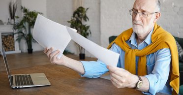 Сложный выбор: отец думает исключить дочь из завещания из-за ее поступка