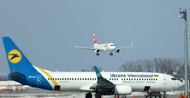 Дважды повторил: мужчину сняли с рейса самолета из-за неудачной шутки, что он сказал