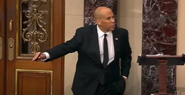 Это рекорд: сенатор выступил против Трампа с 25-часовой речью в Конгрессе США (видео)