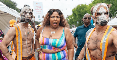 В обтислих лосинах і чоботях: Ліззо відвідала фестиваль Pride у Лос-Анджелесі (фото)