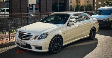 Волк в овечьей шкуре: в Киеве заметили редкий заряженный Mercedes (фото)