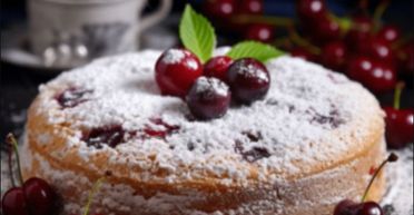 Очень простой рецепт вкусного пирога — нежный манник с вишней