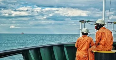 Посреди океана: тысячи моряков застряли на брошенных кораблях по всему миру