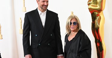 Не Джіджі Хадід: яка жінка супроводжувала Бредлі Купера на "Оскар 2024"