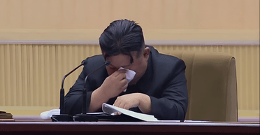 Лидер КНДР заплакал и призвал женщин рожать больше детей (видео)