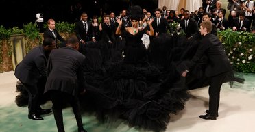 Сгоревший пень и мусорный пакет: топ худших нарядов Met Gala 2024