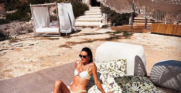 Алессандра Амброзіо показала простий, але стильний купальник