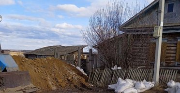 Не захистила будинок співробітника МНС: жителів Тюменської області РФ змусили розбирати дамбу