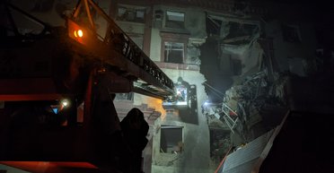 "Проснулся от крика жены": очевидцы рассказали об ударе ВС РФ по жилому дому в Запорожье (фото)