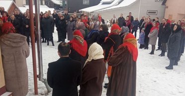 Вимагали святкувати 7 січня: на Франківщині вірян не пустили в церкву відзначати Різдво