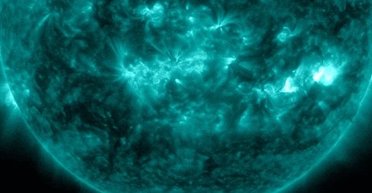 Величезний канібальський потік плазми із Сонця завдасть удару по Землі: що станеться (відео)