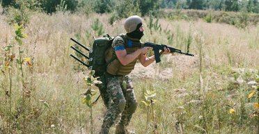 "На крок попереду росіян": бійці ЗСУ використовують "рюкзаки-їжаки" і наземних роботів (фото)