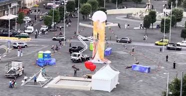 "Щось мені це нагадує": встановлена на центральній площі скульптура розсмішила містян (фото)