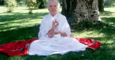 Индра Деви — та, которая научила йоге Голливуд