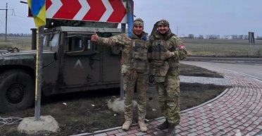 "У каждого своя": бойцы ВСУ установили новогоднюю елку в Судже (фото)