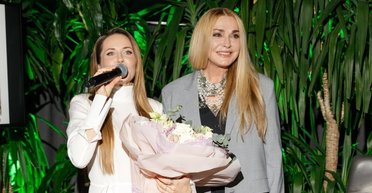 Наталка Денисенко и Ольга Сумская прочитали стихи на берегу Днепра