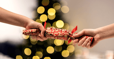 Батько був шокований: 10-річний хлопчик знайшов "заточку" в різдвяній хлопавці (фото)