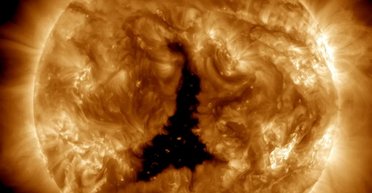 Із великої діри на Сонці до Землі полетів швидкий сонячний вітер: дати геомагнітної бурі (відео)