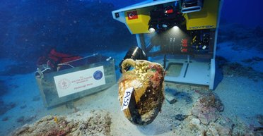 Никто не знает, что внутри: ученые исследуют амфору с затонувшего средневекового корабля (фото)