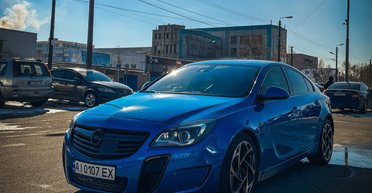 Развивает 270 км/ч: в Киеве засветился редкий заряженный Opel (фото)