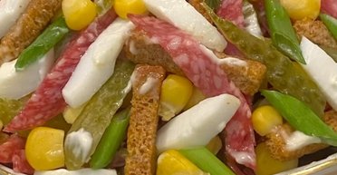 Простий і швидкий салат із сухариками: рецепт поживної страви