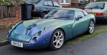 Редкий британский спорткар 2000-х годами стоит брошенным на улице (фото)