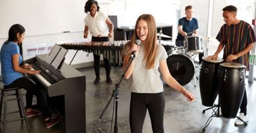 Между Моцартом и Моргенштерном.  Как научить детей и подростков любить хорошую музыку