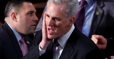 Допомога Україні відкладається. Які наслідки відставки спікера Конгресу США Маккарті