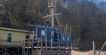 Мужчина купил пиратский корабль в интернете и поселился на берегу реки (фото)