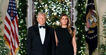 Дональд и Мелания Трамп во всем черном показали рождественский портрет (фото)