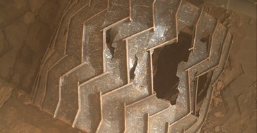 Истерлись до дыр. Марсианская поверхность повредила шины Curiosity (фото)