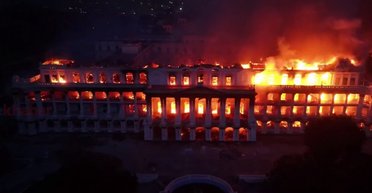 Протесты в Непале: дворец правительства и особняк премьер-министра сгорели дотла (видео)