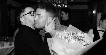 "Вас это не касается": Суханов объяснил фото, на котором целует мужчину