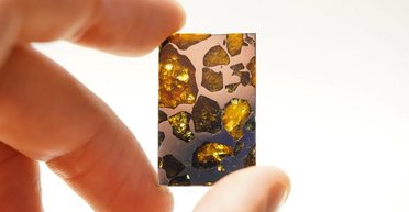 Палласити: чому ці космічні дорогоцінні камені повністю збивають з пантелику вчених (фото)